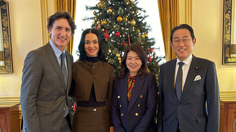 Eks PM Kanada Justin Trudeau dan Katy Perry makan siang bersama dengan eks PM Jepang Fumio Kishida dan Yuko Kishida di Jepang. Foto: X/kishida230