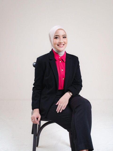 Ais Shafiyah baru saja dikukuhkan sebagai Wisudawan Terbaik S3 Ilmu Sosial FISIP Universitas Airlangga. Foto : Unair