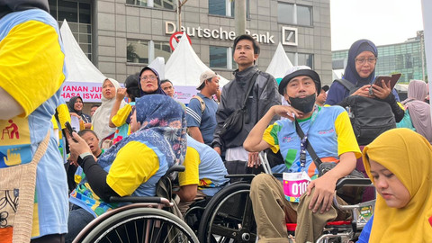 Suasana funwalk sebagai rangkaian Peringatan Hari Disabilitas Internasional 2025 oleh Kemensos di kawasan CFD Bundaran HI, Jakarta, Minggu (7/12).  Foto: Nasywa Athifah/kumparan