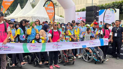Suasana funwalk sebagai rangkaian Peringatan Hari Disabilitas Internasional 2025 oleh Kemensos di kawasan CFD Bundaran HI, Jakarta, Minggu (7/12).  Foto: Nasywa Athifah/kumparan