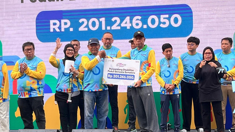 Wakil Menteri Sosial Agus Jabo Priyono saat funwalk memperingati Hari Disabilitas Internasional 2025 oleh Kemensos di kawasan CFD Bundaran HI, Jakarta, Minggu (7/12). Foto: Nasywa Athifah/kumparan
