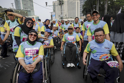 Sejumlah penyandang disabilitas mengikuti kegiatan funwalk di kawasan CFD Bundaran HI, Jakarta, Minggu (7/12/2025).  Foto: Jamal Ramadhan/kumparan