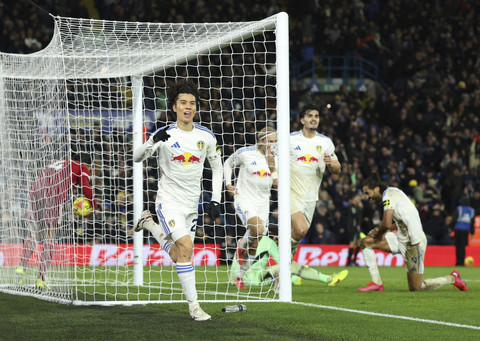 Pemain Leeds United Ao Tanaka berselebrasi usai mencetak gol ke gawang Liverpool dalam pertandingan Liga Inggris di Elland Road, Leeds, Inggris, Sabtu (6/12/2025). Foto: Andrew Boyers/Reuters