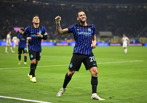 Pemain Inter Milan Hakan Calhanoglu usai mencetak gol. Foto: Daniele Mascolo/Reuters