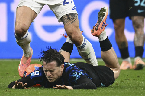 Pemain Inter Milan Piotr Zielinski terjatuh setelah berduel dengan pemain Como 1907 Stefan Posch saat pertandingan Liga Italia di San Siro, Milan, Italia, Sabtu (7/12/2025). Foto: Stefano Rellandini/AFP