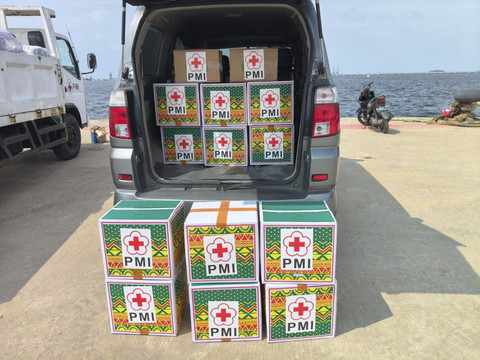 Palang Merah Indonesia (PMI) kirimkan 1 ton abon untuk pengungsi banjir Sumatera dan Aceh. Foto: Dok. PMI