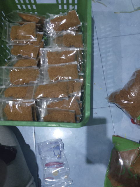 Palang Merah Indonesia (PMI) kirimkan 1 ton abon untuk pengungsi banjir Sumatera dan Aceh. Foto: Dok. PMI