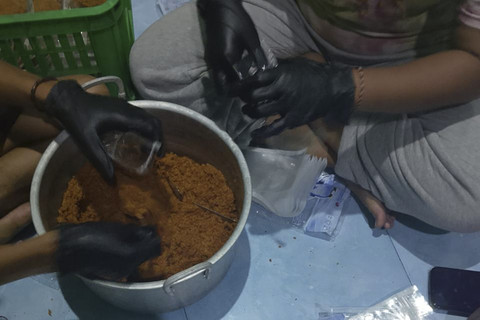 Palang Merah Indonesia (PMI) kirimkan 1 ton abon untuk pengungsi banjir Sumatera dan Aceh. Foto: Dok. PMI