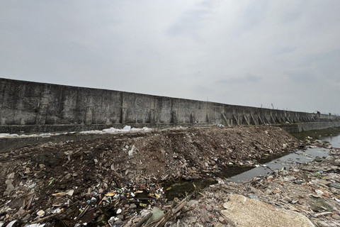 Kondisi tanggul yang bocor di Muara Baru, Jakarta Utara tengah diperbaiki, Minggu (7/12/2025).  Foto: Amira Nada Fauziyyah/kumparan
