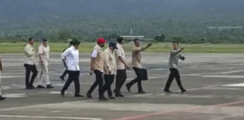 Presiden Prabowo Subianto tiba di Bandara Internasional Sultan Iskandar Muda, Kabupaten Aceh Besar, Minggu (7/12).  Foto: Zamachsyari/kumparan