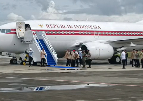 Presiden Prabowo memeluk  Gubernur Aceh Muzakir Manaf atau Mualem. Foto: Zamachsyari Chawarazmi/kumparan