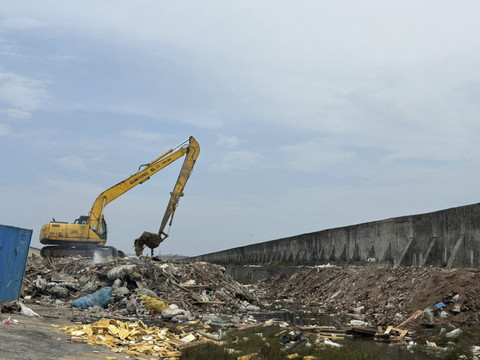 Alat berat dioperasikan untuk memperbaiki tanggul yang bocor di Muara Baru, Jakarta Utara, Minggu (7/12/2025).  Foto: Amira Nada Fauziyyah/kumparan