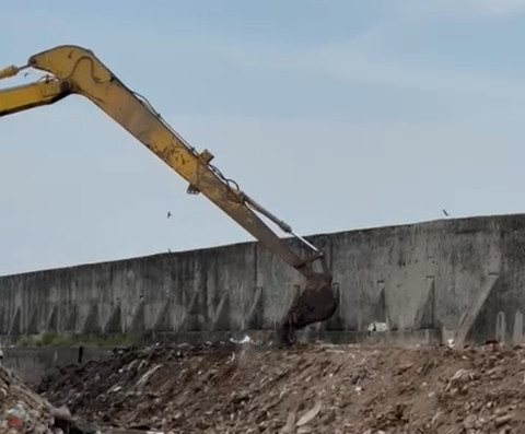 Melihat Perbaikan Tanggul Laut yang Bocor di Muara Baru