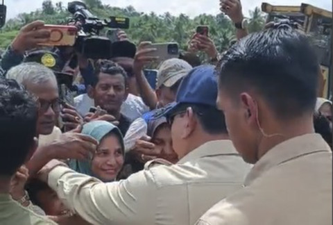 Presiden Prabowo Subianto meninjau Jembatan Bailey Teupin Mane, Bireun, Aceh, Minggu (7/12/2025). Foto: Zamachsyari/kumparan