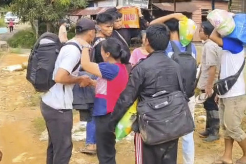 Marlina, Ibu Bhayangkari pemandu arah Helikopter di desa terisolir, Tapteng, Minggu (7/12/2025). Foto: Dok. Humas Polda Sumut