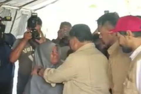 Presiden Prabowo Subianto tinjau posko pengungsian di Kecamatan Juli Kabupaten Bireuen, Aceh, Minggu (7/12/2025). Foto: Zamachsyari/kumparan