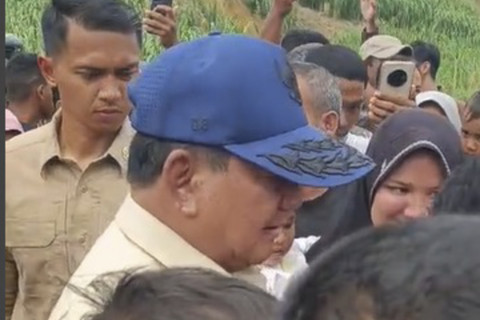 Presiden Prabowo Subianto tinjau posko pengungsian di Kecamatan Juli Kabupaten Bireuen, Aceh, Minggu (7/12/2025). Foto: Zamachsyari/kumparan