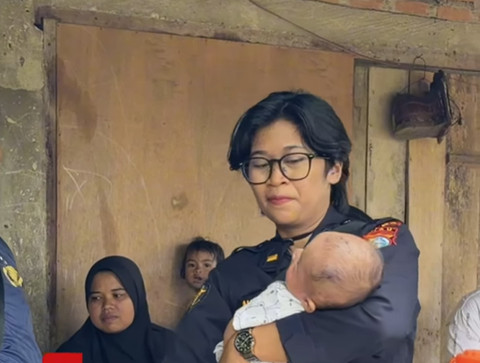 Bayi Fathan yang selamat usai diterjang banjir bandang di wilayah Nagari Salareh Aia, Kecamatan Palembayan, Kabupaten Agam, Sumbar. Foto: Instagram/ @biddokkespoldariau  