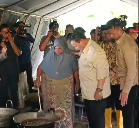 Presiden Prabowo mengunjungi dapur umum di posko pengungsian. Foto: Zamachsyari Chawarazmi/kumparan