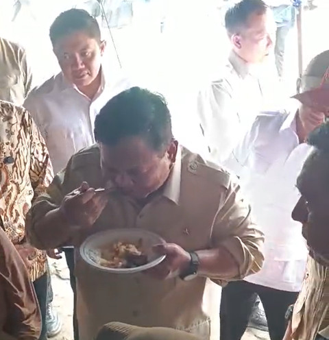 Presiden Prabowo mencoba manu nasi dan ikan tongkol di dapur umum di posko pengungsian. Foto: Zamachsyari Chawarazmi/kumparan