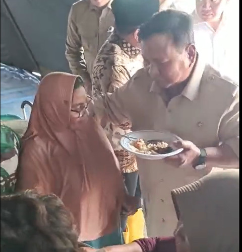 Presiden Prabowo mencoba manu nasi dan ikan tongkol di dapur umum di posko pengungsian. Foto: Zamachsyari Chawarazmi/kumparan