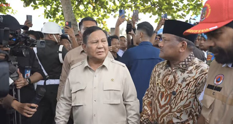 Presiden Prabowo meninjau Jembatan Bailey Teupin Mane, Bireun, Aceh, Minggu (7/12/2025). Foto: YouTube Sekretariat Presiden