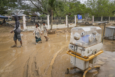 Warga melintas di RSUD Aceh Tamiang luluh lantak akibat banjir di Kabupaten Aceh Tamiang, Aceh, Sabtu (6/12/2025). Foto: Erlangga Bregas Prakoso/ANTARA FOTO