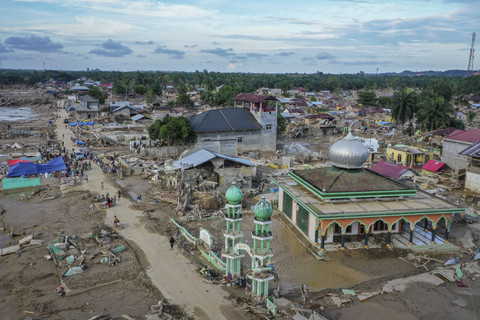 Suasana pusat Kota Kuala Simpang yang luluh lantak akibat banjir bandang di Aceh Tamiang, Aceh, Sabtu (6/12/2025). Foto: Erlangga Bregas Prakoso/ANTARA FOTO