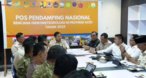 Presiden Prabowo Subianto menggelar rapat terbatas di Pangkalan Udara Sultan Iskandar Muda, Aceh Besar, Minggu (7/12/2025).
 Foto: YouTube/ Sekretariat Presiden