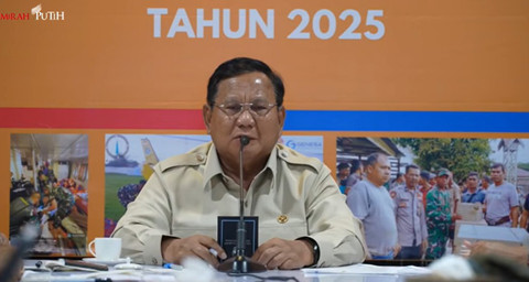 Presiden Prabowo Subianto menggelar rapat terbatas di Pangkalan Udara Sultan Iskandar Muda, Aceh Besar, Minggu (7/12/2025).
 Foto: YouTube/ Sekretariat Presiden