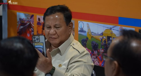 Presiden Prabowo Subianto video call Bupati Aceh Tengah saat rapat terbatas di Pangkalan Udara Sultan Iskandar Muda, Aceh Besar, Minggu (7/12/2025). Foto: YouTube/ Sekretariat Presiden