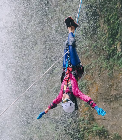 Olahraga Canyoneering di Landak. Foto: Dok. Instagram @canyoneeringkalbar