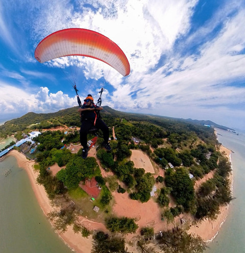 Olahraga Paralayang di Singkawang. Foto: Dok. Instagram @paralayang_kalbar