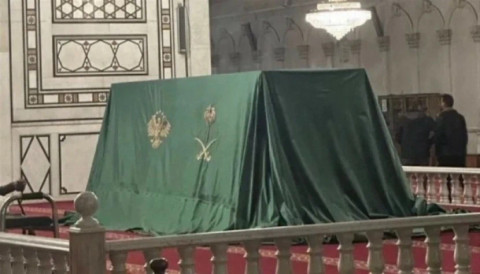 Kotak misterius hadiah dari Arab Saudi di Masjid Umayyah, Damaskus, untuk rakyat Suriah menyambut Hari Pembebasan 8 Desember 2025. Fotonya viral di media sosial. Foto: Dok. Istimewa