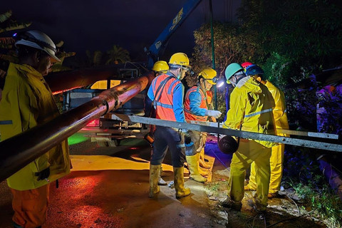 Petugas PLN melakukan penarikan jaringan listrik di tengah kegelapan untuk memulihkan pasokan listrik yang terdampak di Tapanuli Tengah, Minggu (7/12/2025). Foto: PLN