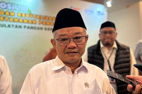 Mendikdasmen Abdul Mu'ti ditemui usai membuka Simposium Penyelarasan dan Revitalisasi Vokasi Bidang Ketahanan Pangan di Millennium Hotel Sirih, Jakarta Pusat pada Senin (8/12/2025). Foto: Amira Nada/kumparan