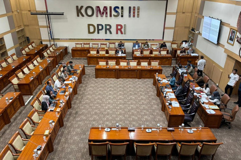 Panja Reformasi Polri, Kejaksaan, dan Pengadilan Komisi III DPR RDPU dengan sejumlah akademisi untuk menerima masukan terkait reformasi pengadilan di Kompleks Parlemen, Senayan, Jakarta pada Senin (8/12/2025). Foto: Abid Raihan/kumparan