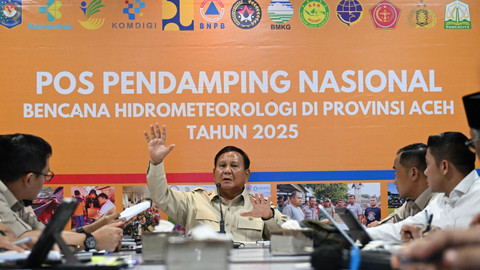 Mensos Saifullah Yusuf (Gus Ipul) mengikuti rakor penanganan bencana Sumatera dengan Presiden Prabowo saat berkunjung ke Aceh, Minggu (7/12/2025). Foto: Kemensos RI