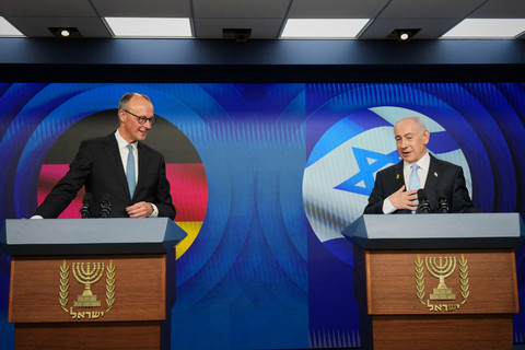 Perdana Menteri Israel Benjamin Netanyahu dan Kanselir Jerman Friedrich Merz memberikan keterangan pers usai petermuan di Yerusalem, Minggu (7/12/2025). Foto: Ariel Schalit/Pool via REUTERS