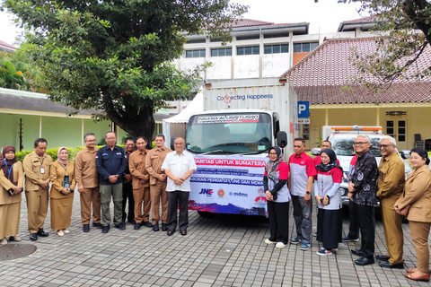 Pemda DIY mengirimkan obat-obatan sebanyak 842 kilogram ke Aceh, Sumatera Utara, dan Sumatera Barat, Senin (8/12/2025).  Foto: Arfiansyah Panji Purnandaru/kumparan