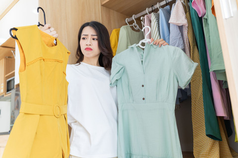 Ilustrasi Perempuan pilih pakaian. Foto: Shutterstock