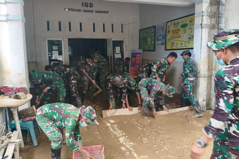 Prajurit TNI membersihkan lumpur akibat banjir bandang di RSUD Aceh Tamiang, Aceh, Senin (8/12/2025). Foto: Puspen TNI