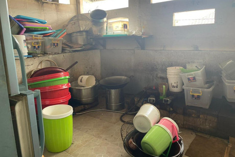 Suasana terkini Ayu Puspita Wedding Service, wedding organizer (WO) yang diduga melakukan penipuan di Ceger, Cipayung, Jakarta Timur, Senin (8/12/2025). Foto: Fadhil Pramudya/kumparan