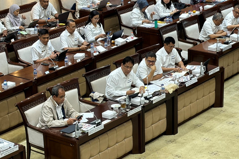 Menteri Keuangan Purbaya Yudhi Sadewa mengikuti rapat kerja bersama Komisi XI DPR RI di Kompleks Parlemen Senayan, Senin (8/12/2025). Foto: Najma Ramadhanya/kumparan