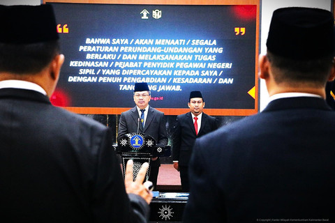 Kepala Kanwil Kemenkum Kalbar melantik 5 PPNS Satpol PP. Foto: Dok. Kanwil Kemenkum Kalbar