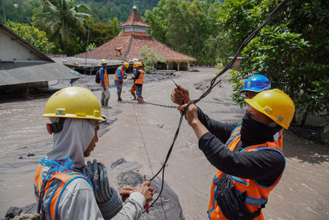 Petugas PLN membenahi jaringan listrik yang terdampak banjir lahar hujan Gunung Semeru di Dusun Sumberlangsep, Desa Jugosari, Kecamatan Candipuro, Lumajang, Jawa Timur, Senin (8/12/2025). Foto: Irfan Sumanjaya/ANTARA FOTO