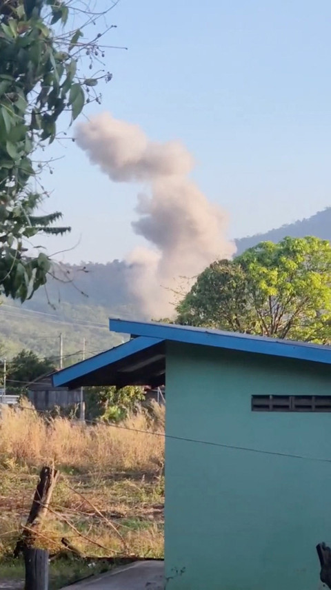 Tangkapa layar asap mengepul dari lokasi kejadian, setelah Thailand melancarkan serangan udara di sepanjang perbatasannya yang disengketakan dengan Kamboja, menurut militer Thailand, di Choeteal Kong, Provinsi Preah Vihear, Kamboja. Foto: social media via REUTERS