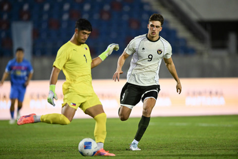 Pemain Timnas Indonesia U-22 Mauro Zijlstra  (kanan) berusaha merebut bola dari kiper Timnas Filipina Nicholas Guimaraes (kiri) pada pertandingan Grup C Sepak Bola SEA Games 2025 di The 700th Anniversary of Chiang Mai Stadium, Thailand, Senin (8/12). Foto: Nova Wahyudi/ANTARA FOTO
