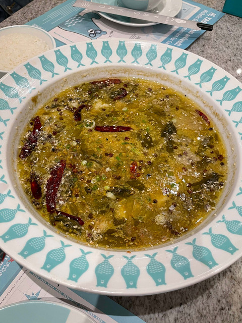 Sup ikan kuah sayur asin ala YAOYAO Sauerkraut Fish. Foto: Salsha Okta Fairuz/kumparan