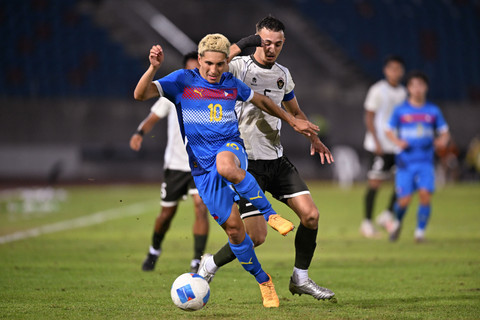 Pemain Timnas Indonesia U-22 Ivar Jenner berebut bola dengan pemain Timnas Filipina Javier Alessandro Mariona pada pertandingan babak penyisihan Grup C Sepak Bola SEA Games 2025 di The 700th Anniversary of Chiang Mai, Thailand, Senin (8/12/2025). Foto: Nova Wahyudi/ANTARA FOTO